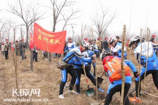 长城网：植树节里植树忙——PA视讯·(中国区)真人官方网站制药员工今日义务植树