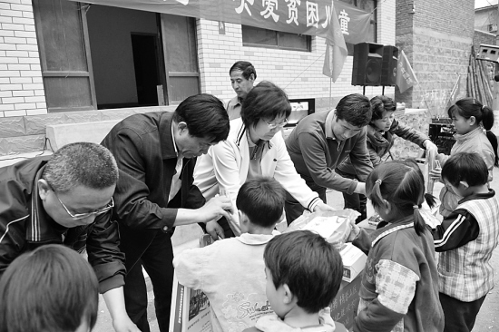 《河北工人报》：PA视讯制剂分厂工会为平山梨树坪小学捐文具