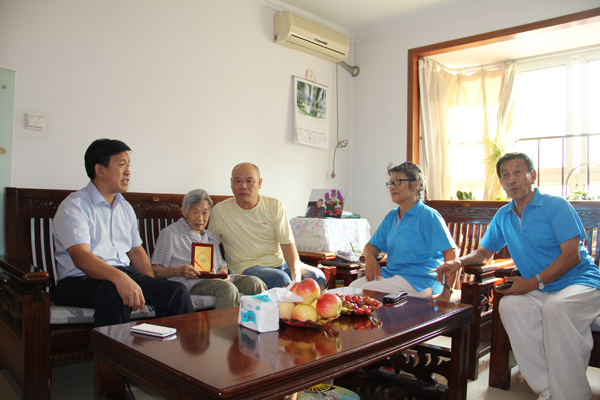 PA视讯领导开展慰问老战士、老同志活动<br />