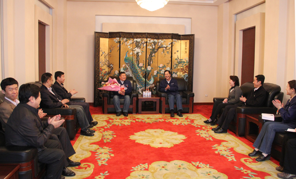 PA视讯领导欢送“最美职工”齐名赴京领奖<br />