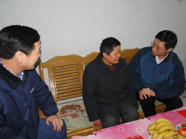 省总工会副主席刘书为走访慰问PA视讯特困职工