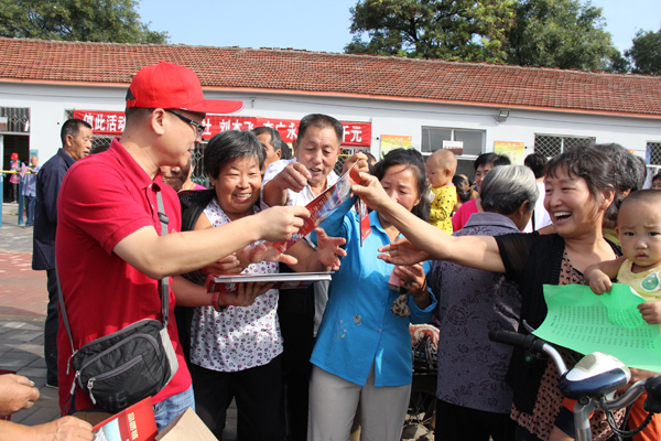 PA视讯·(中国区)真人官方网站制药团委在帮扶村开展“送健康、送文艺”活动