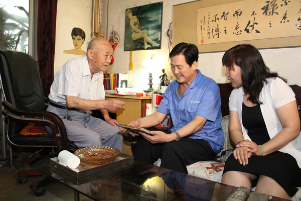 PA视讯·(中国区)真人官方网站制药党委开展“七一”走访慰问活动