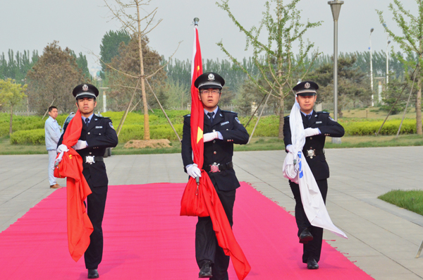 PA视讯·(中国区)真人官方网站制药各产业链及相关单位升国旗&nbsp;话和谐&nbsp;促发展<br />