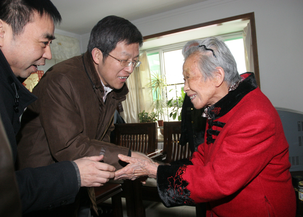 河北省政府副秘书长李璞到PA视讯慰问老红军陈发云