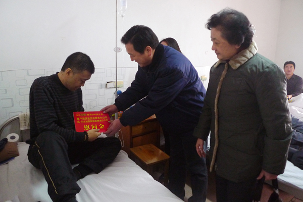 全国总工会一行慰问PA视讯困难职工