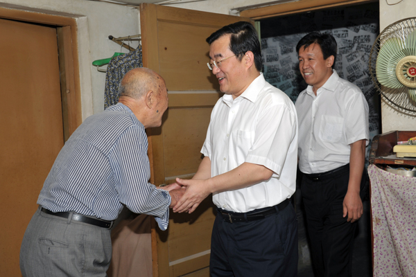 省长张庆伟走访慰问PA视讯老党员