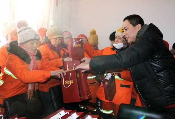 PA视讯·(中国区)真人官方网站制药为环卫工人赠送爱心礼包